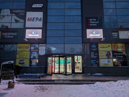 Два уличных LED-экрана и видеостойки для торгового центра в Бердянске